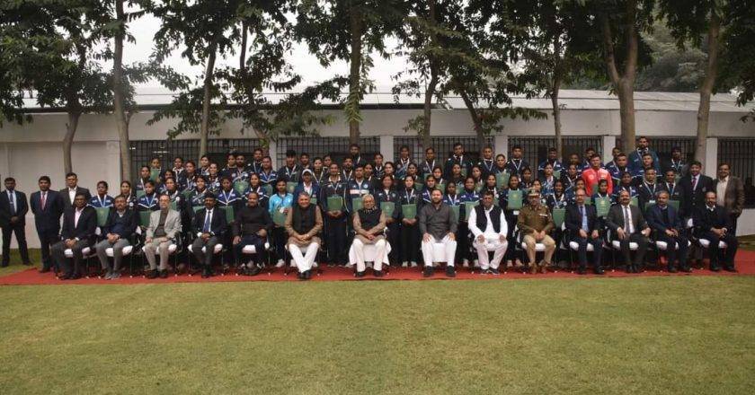 Bihar मुख्यमंत्री नीतीश कुमार ने 1 अणे मार्ग स्थित ‘नेक संवाद’ में ‘मेडल लाओ, नौकरी पाओ’ के तहत आयोजित कार्यक्रम में विभिन्न खेलों में उत्कृष्ट प्रदर्शन करने वाले 71 खिलाड़ियों को नियुक्ति पत्र प्रदान किया।