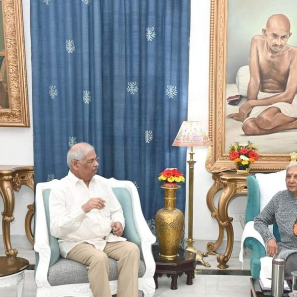 Bharat बिहार के माननीय राज्यपाल श्री राजेन्द्र विश्वनाथ आर्लेकर ने राजभवन, उत्तर प्रदेश में वहाँ की माननीय राज्यपाल श्रीमती आनंदीबेन पटेल से मुलाकात की।