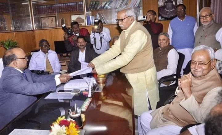 Bihar बिहार विधानसभा के उप सभापति पद के लिए नामांकन भरते हुए मधेपुरा जिले के आलमनगर विधानसभा के विधायक नरेंद्र नारायण यादव.