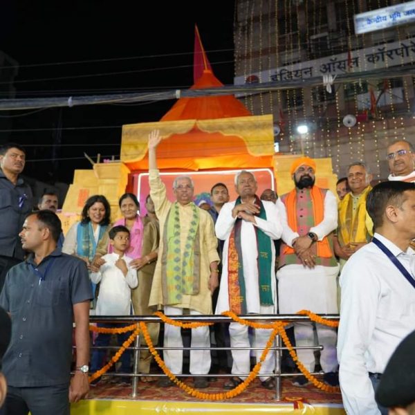 Bihar माननीय राज्यपाल श्री राजेन्द्र विश्वनाथ आर्लेकर ने रामनवमी के अवसर पर श्री श्री रामनवमी शोभा यात्रा अभिनन्दन समिति द्वारा पटना के डाकबंगला चौराहा पर आयोजित कार्यक्रम में भाग लिया तथा शहर के विभिन्न क्षेत्रों से वहाँ आनेवाले झाँकियों का अभिनंदन किया एवं आरती की।